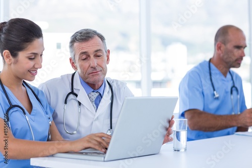 Wallpaper Mural Doctors using computer  Torontodigital.ca