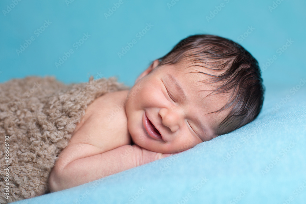 Nourrisson bébé nouveau-né garçon endormi souriant Stock Photo | Adobe Stock