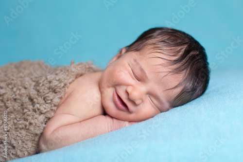 Nourrisson Bebe Nouveau Ne Garcon Endormi Souriant Stock Photo Adobe Stock