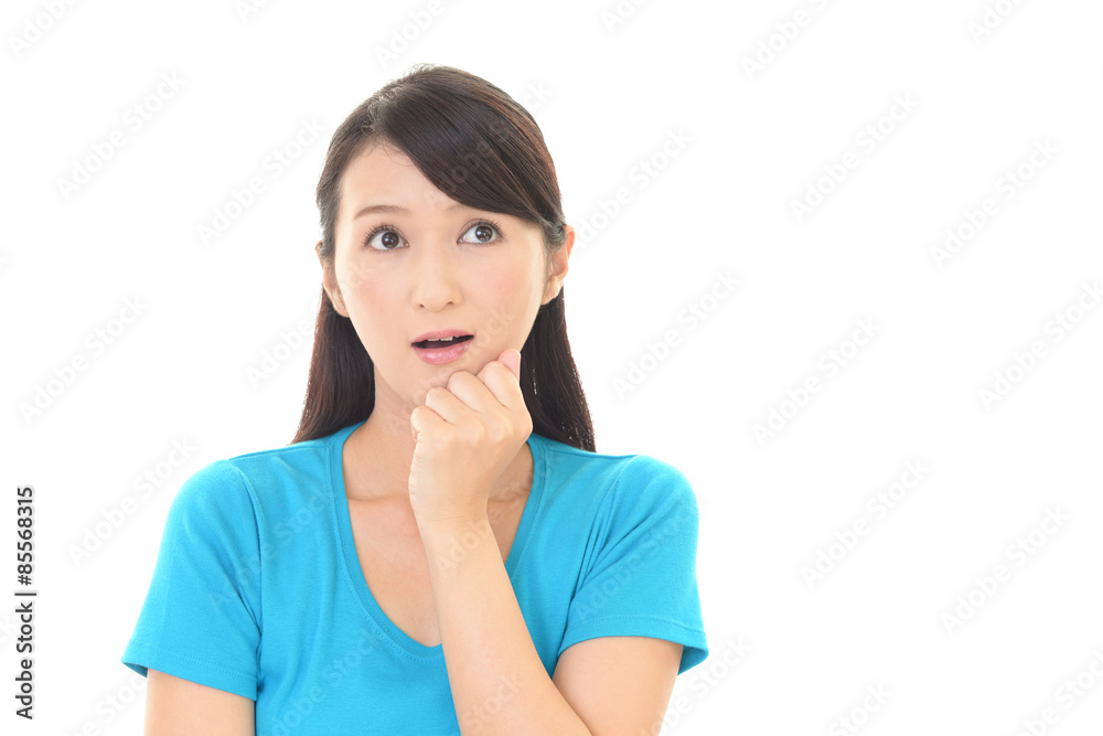 考える女性 考える女性