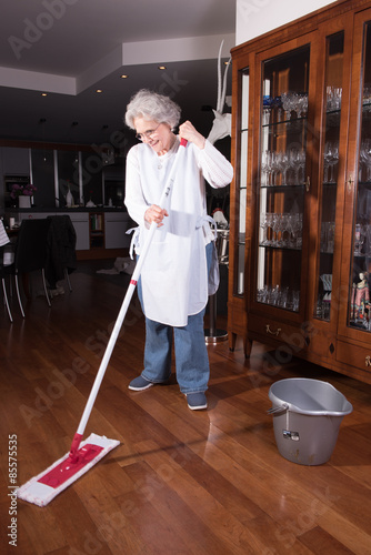 aktive Seniorin wischt das Parkett