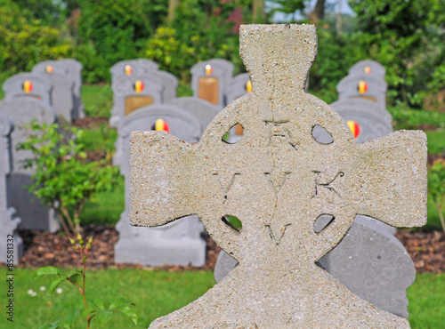 heldenhuldezerkje with avv vvk and graves of belgian soldiers fallen in world war 1 in oeren, flanders, belgium, selective focus photo