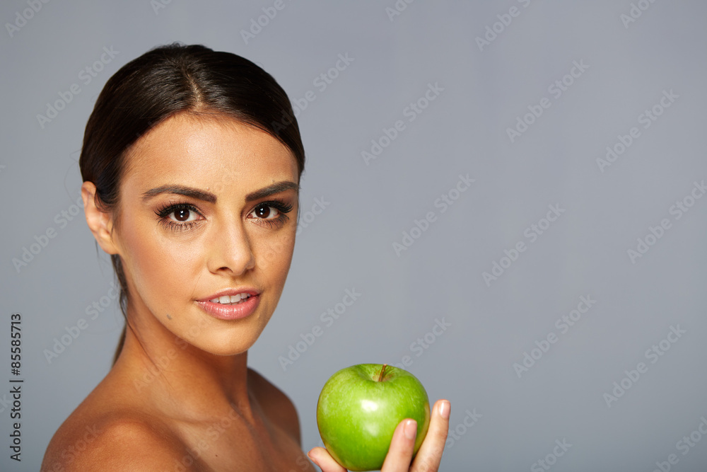 junge frau mit einem grünen apfel junge frau mit einem grünen apfel