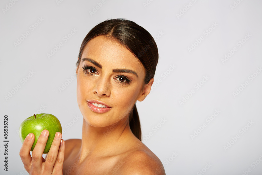 junge frau mit einem grünen apfel junge frau mit einem grünen apfel