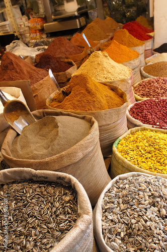 caratteristica rivendita di legumi nel souq Tripoli in Libia