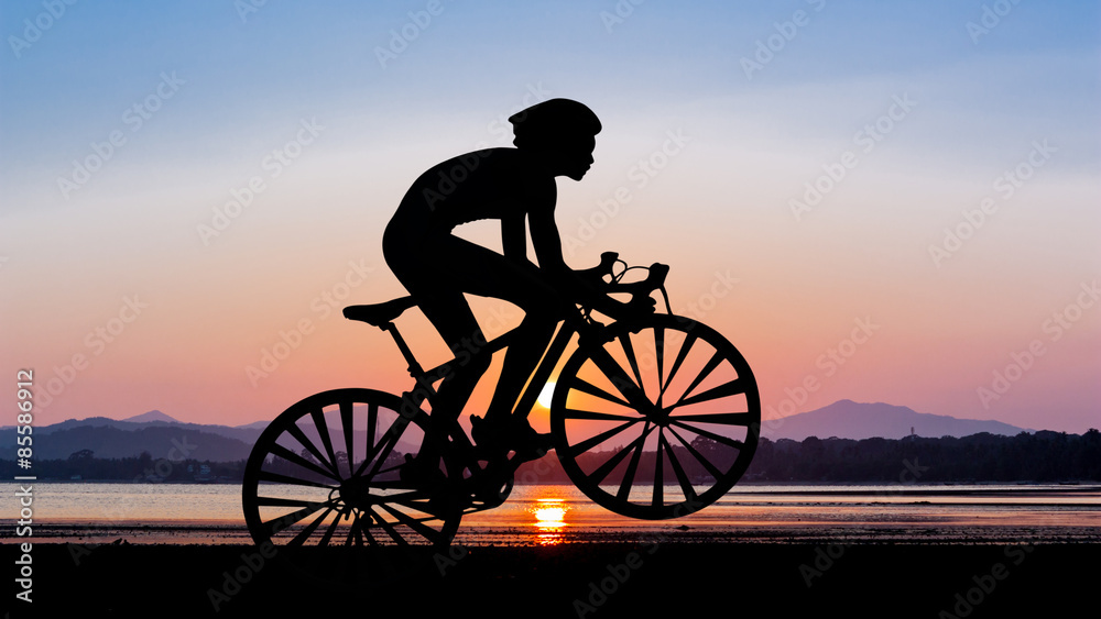 Obraz premium Cycling at beach on twilight time