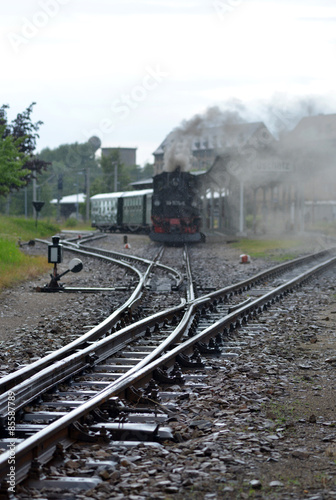 Dampflokomotive im Regen am Bahnhof