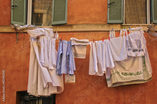 Canvas Print Linge dans une ruelle - Rome