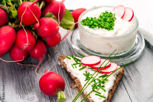 Quark mit Schnittlauch und Vollkornbrot