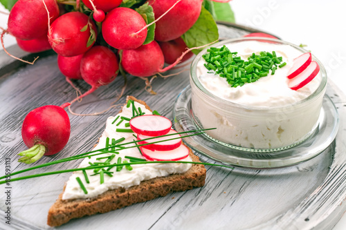 Quark mit Schnittlauch und Vollkornbrot