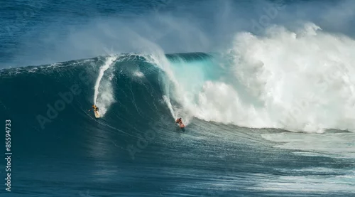 Obraz MAUI, HAWAJE, USA-10 grudnia 2014: Nieznani surferzy jadą