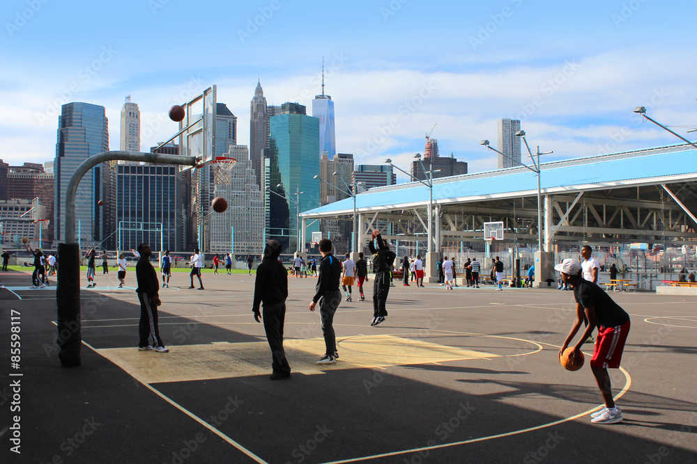 Fototapeta premium New York / Brooklyn Pier 2 - Terrain de sports avec skyline en arrière plan
