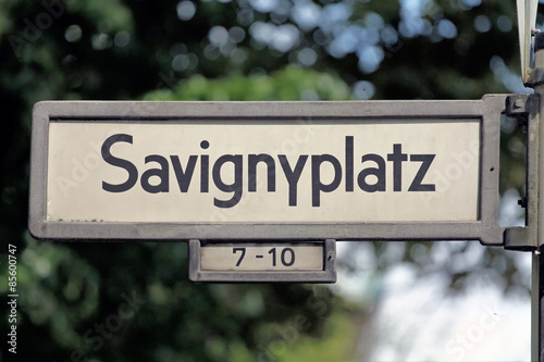 Straßenschild Savignyplatz