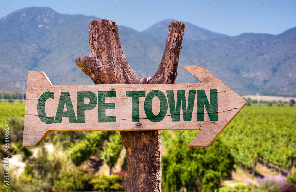 Naklejka premium Cape Town drewniany znak z tłem winnicy