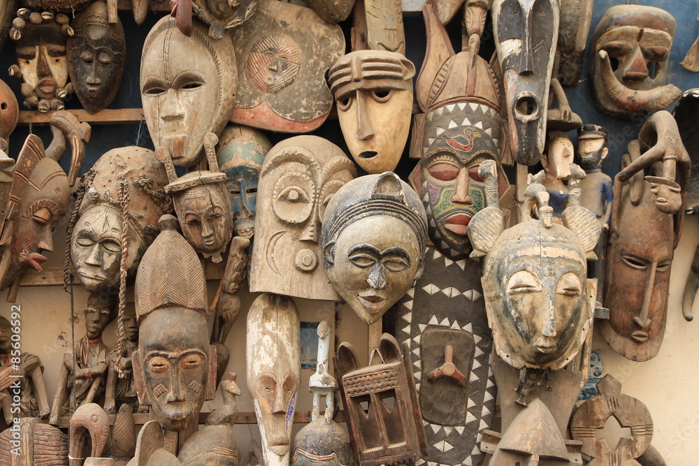 Fototapeta premium Historische Masken auf einem Markt in Dakar (Senegal)