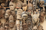 Historische Masken auf einem Markt in Dakar (Senegal)