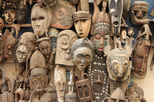 Historische Masken auf einem Markt in Dakar (Senegal) photo
