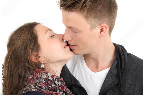 junges Paar küsst sich