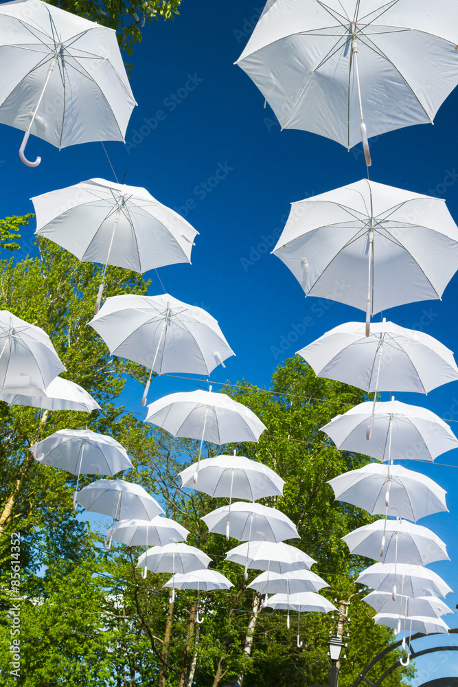 Obraz premium White umbrellas canes in the sky