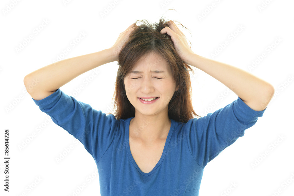 ヘアセットをする女性