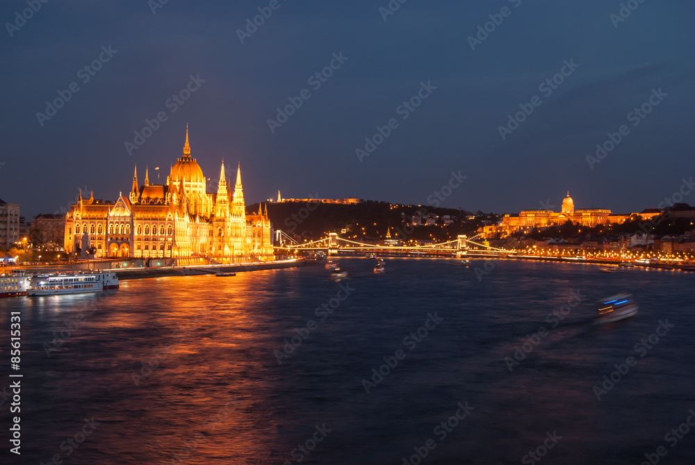 Obraz premium Budapeszt Cityscape w nocy.