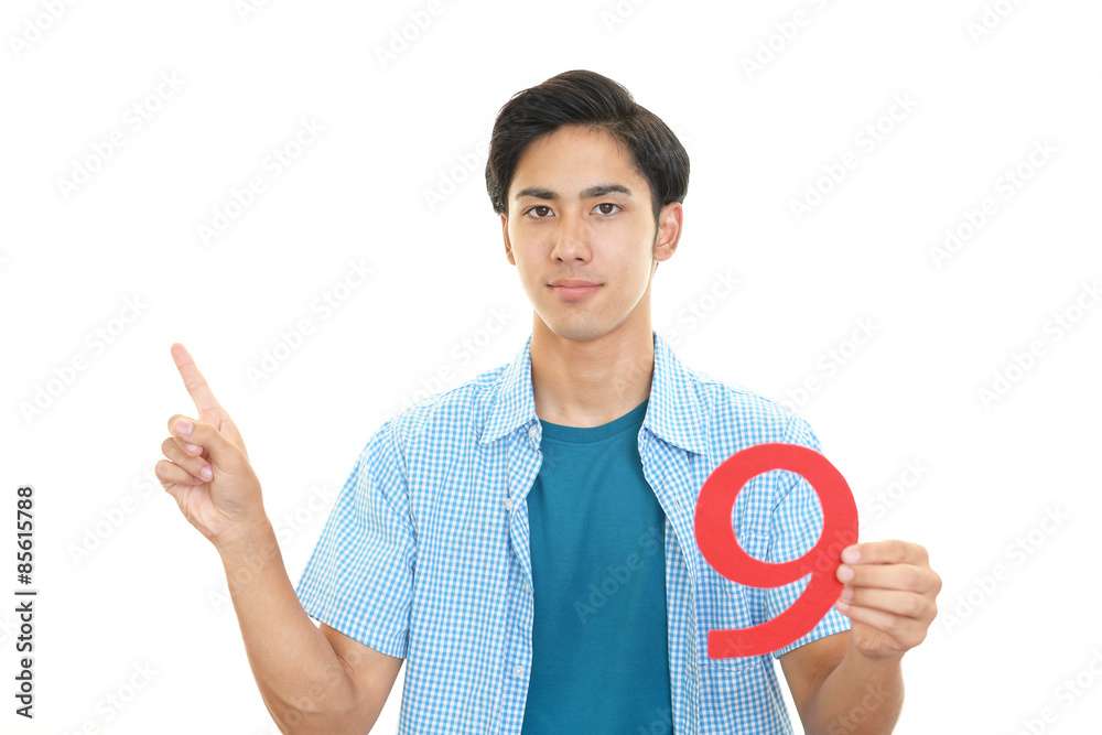 数字の9を持つ男性