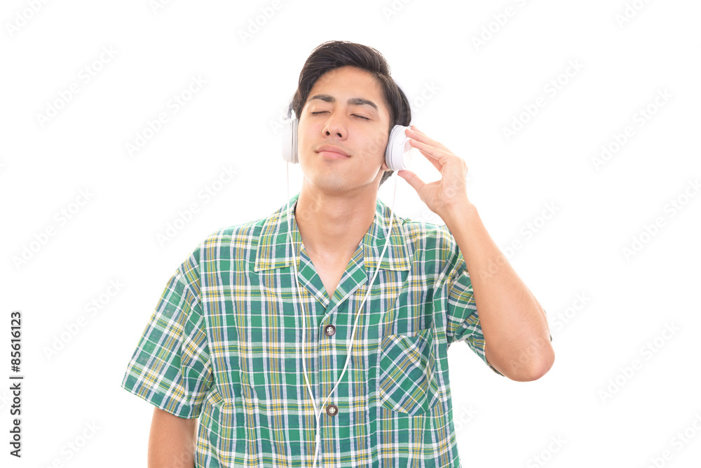 音楽を聴く男性