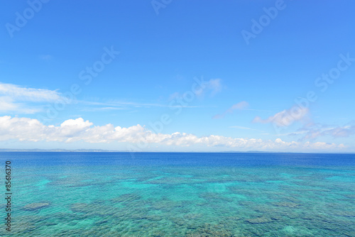 沖縄の美しい珊瑚礁の海と青空