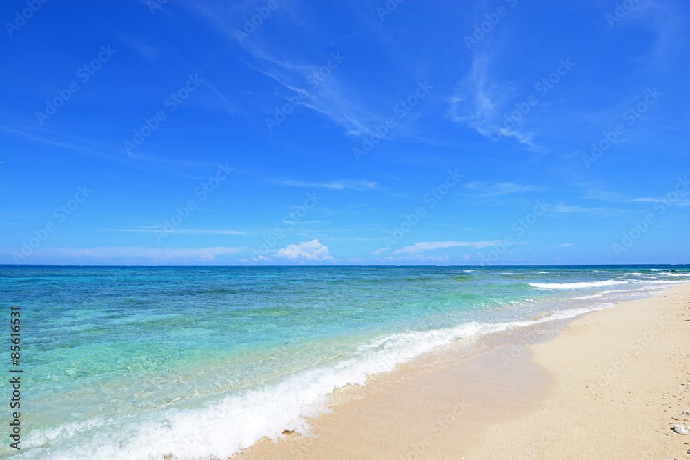 沖縄の美しい海と青空