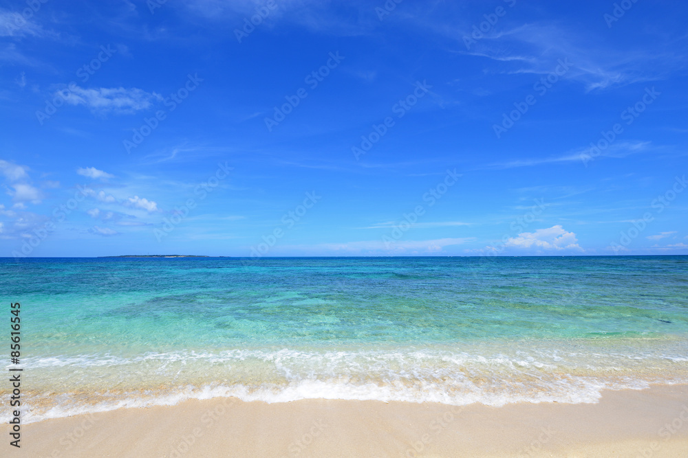 沖縄の美しい海と青空