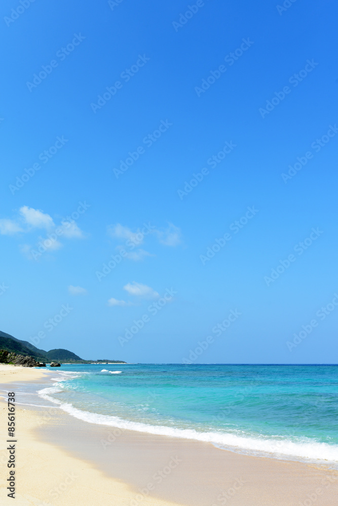 美しい沖縄のビーチと青空