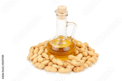 Foto peanuts and oil in bottle