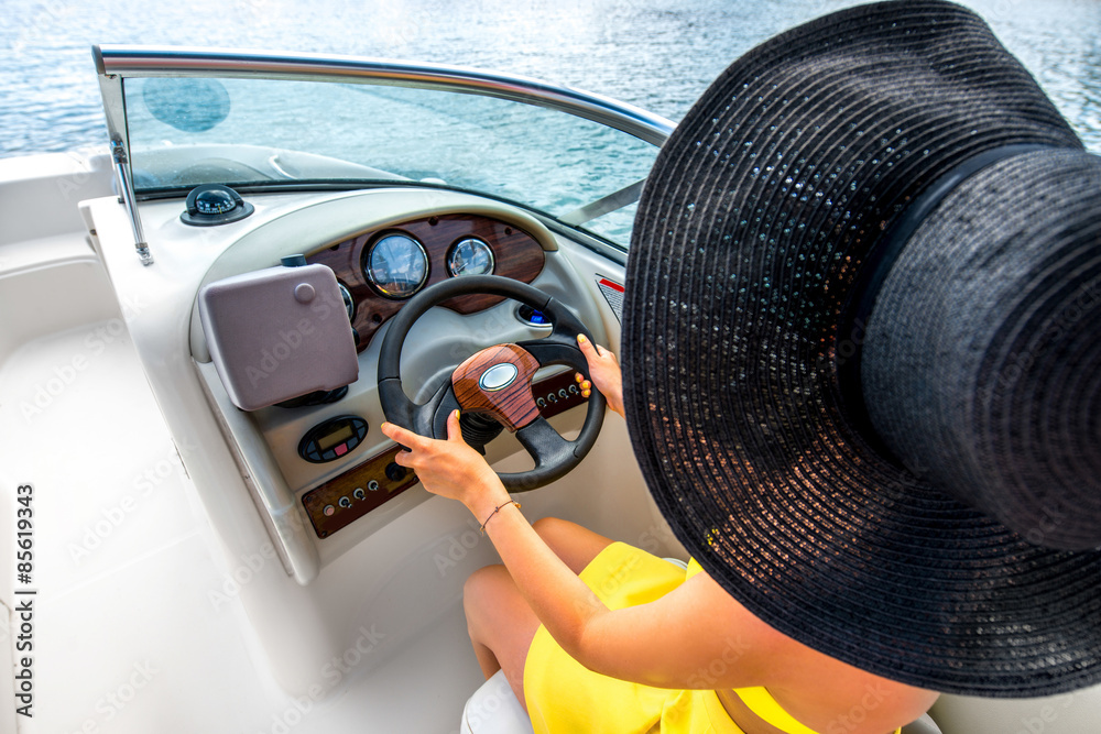 Obraz premium Woman driving yacht