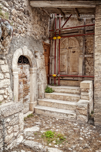vecchi portoni e antiche mura © Giuseppe Blasioli