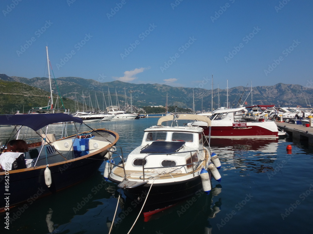 Obraz premium Лодки, яхты, корабли в морском заливе в летний солнечный день