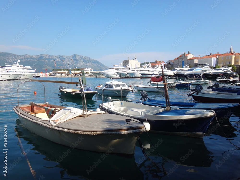 Obraz premium Лодки, яхты, корабли в морском заливе в летний солнечный день