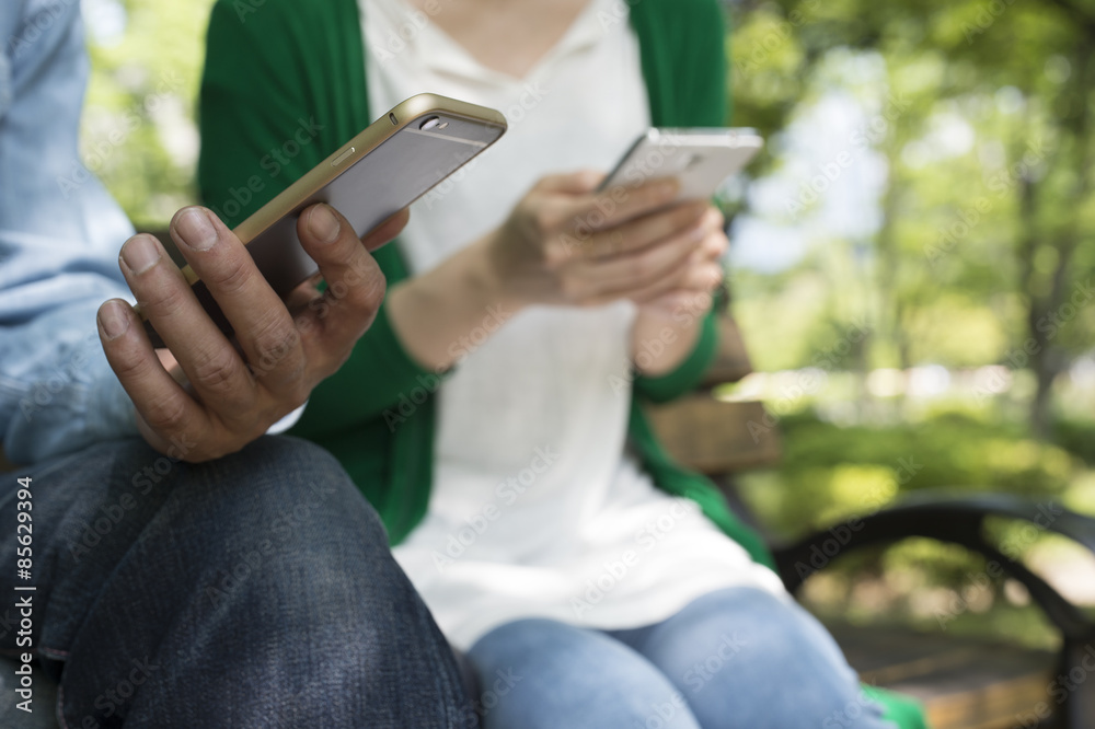 The couple have each smartphone