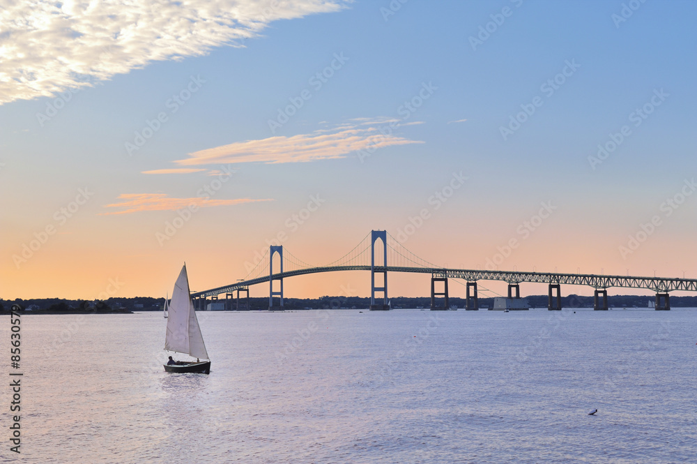 Fototapeta premium Newport Bridge zmierzch zmierzch z żaglówkami Rhode Island USA popularny miejsce wypoczynku Nowa Anglia wakacje.