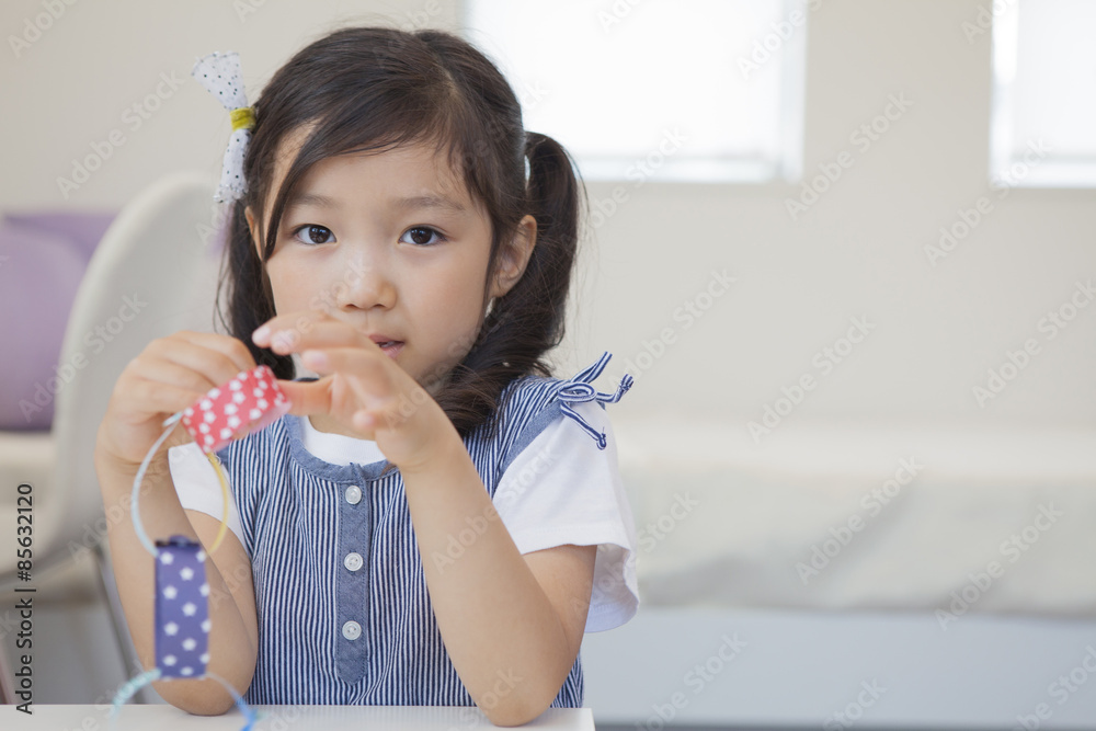 家で遊ぶ女の子 家で遊ぶ女の子