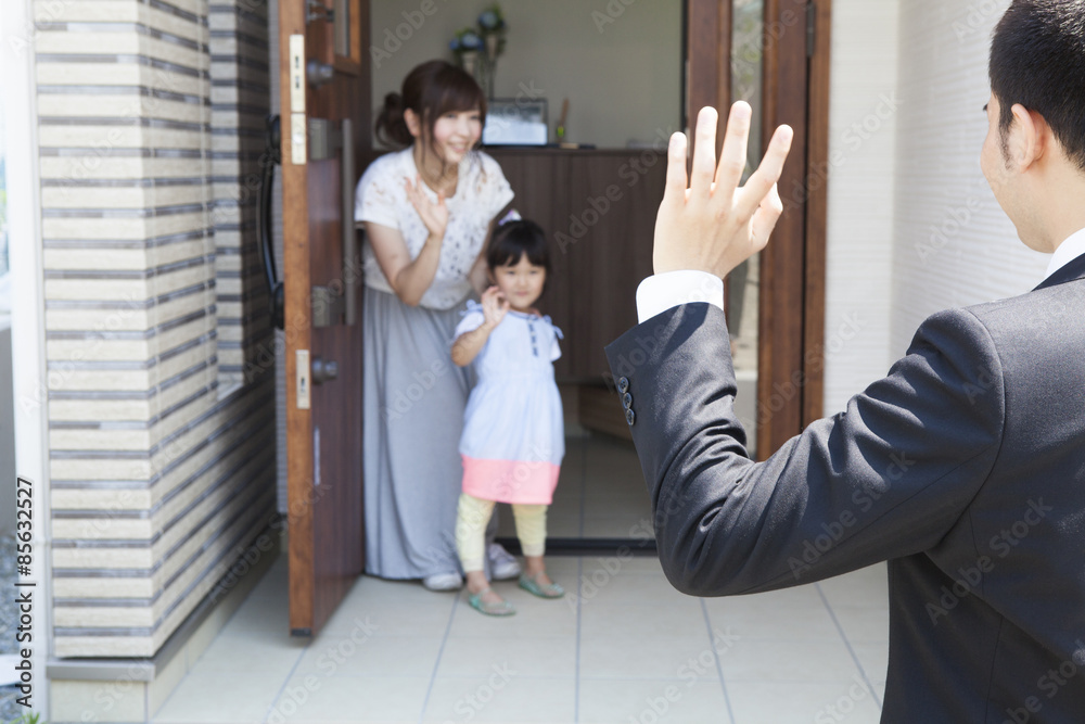 見送りをする家族 見送りをする家族