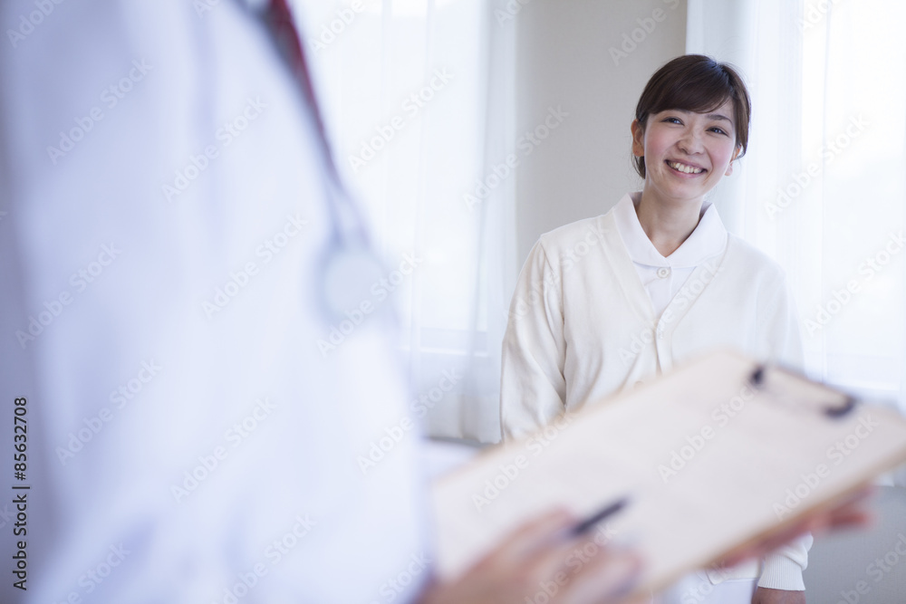 仕事をする医師 仕事をする医師