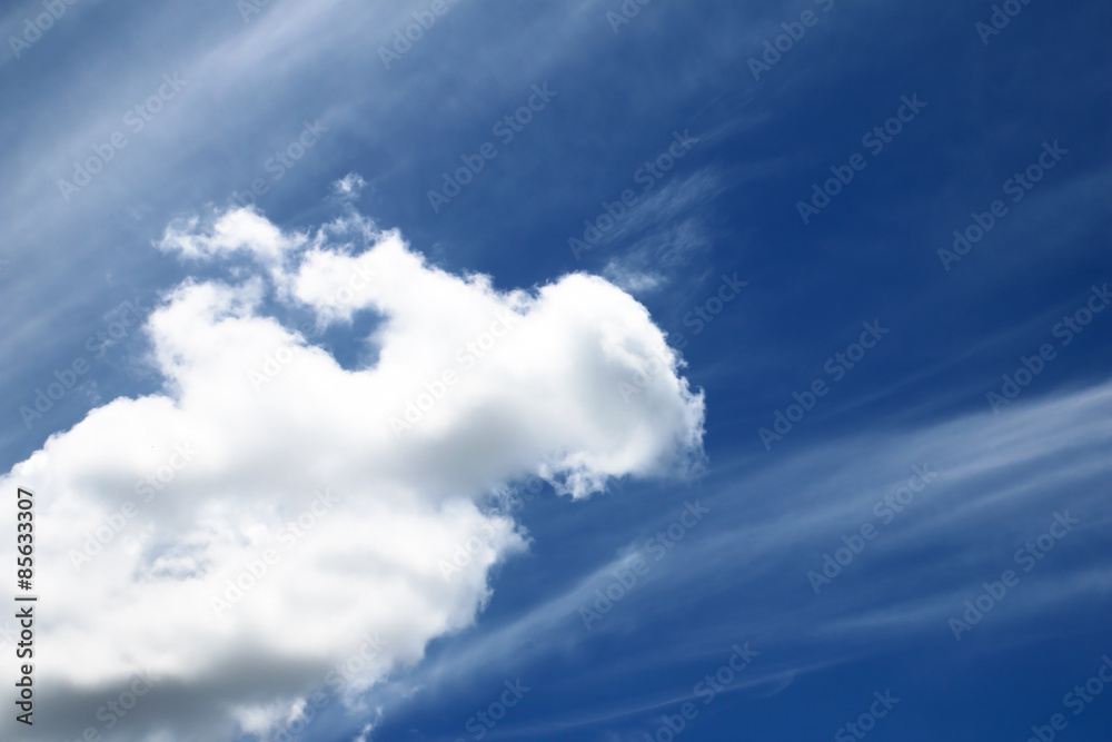 Obraz premium Fantastic soft white clouds against blue sky