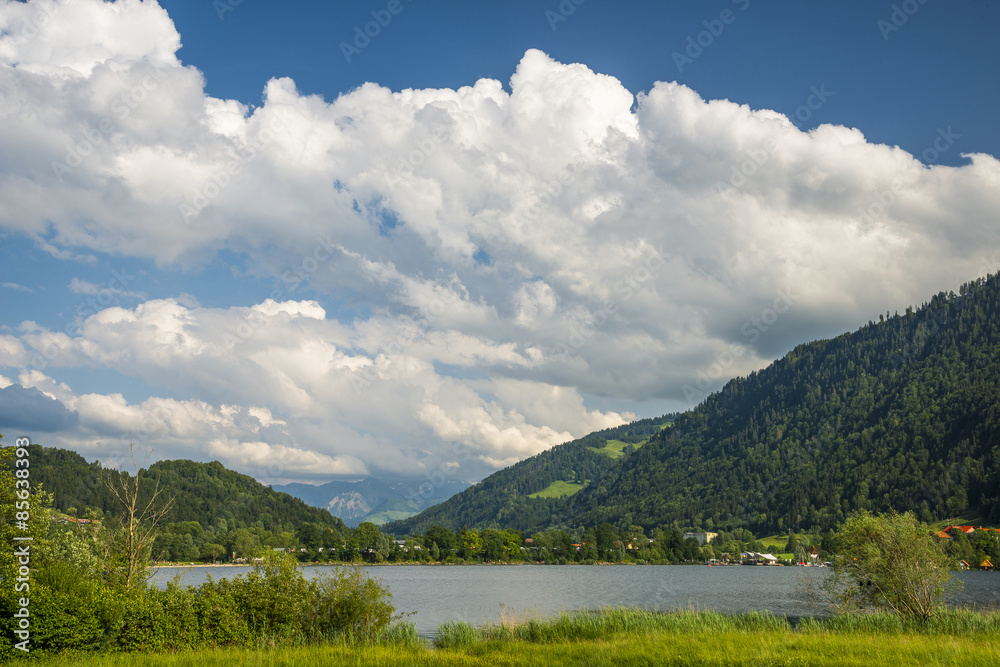 paysage avec lac et montagnes