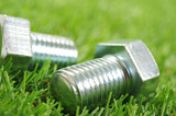 緑の芝生と鉄のボルト