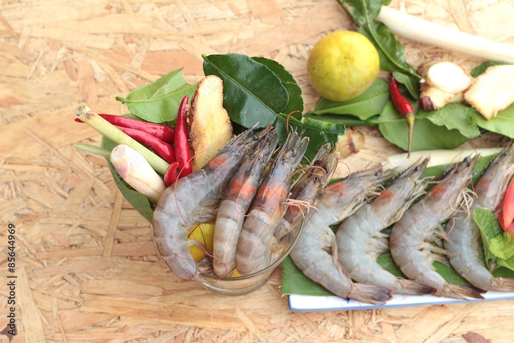 Shrimp and lemon, chilli, lemon grass, kaffir lime leaves for soup spicy Shrimp and lemon, chilli, lemon grass, kaffir lime leaves for soup spicy