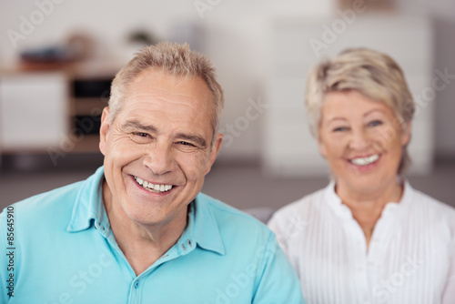 lachende senioren sitzen im wohnzimmer