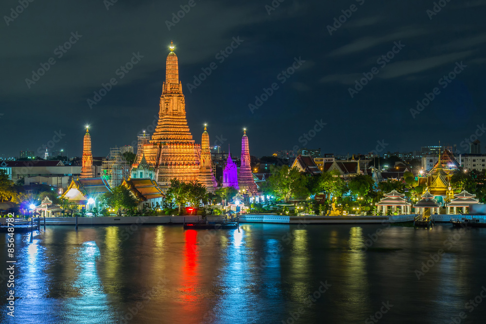 Naklejka premium Wat Arun Buddhist religious places in twilight time, Bangkok, Thailand