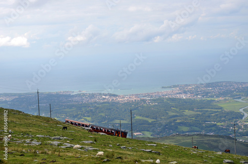 Train de la Rhune devant la baie de st-Jean-de-Luz photo