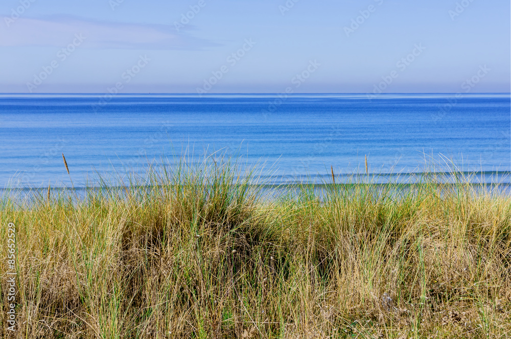 Hintergrund Dünen und Ozean in satten Farben