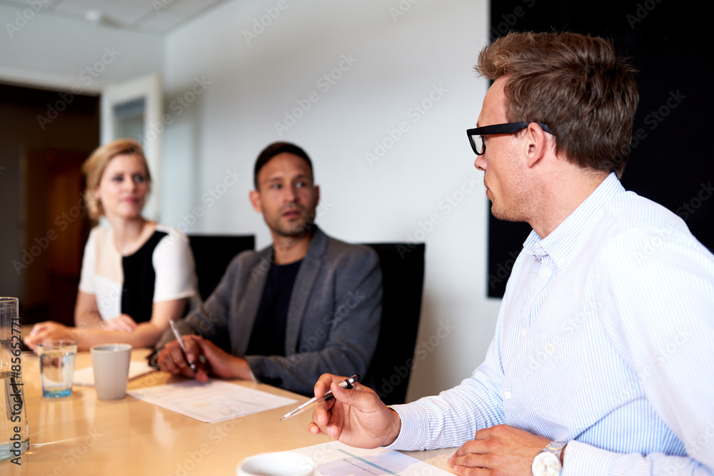 Obraz premium Young executives facing eachother during meeting